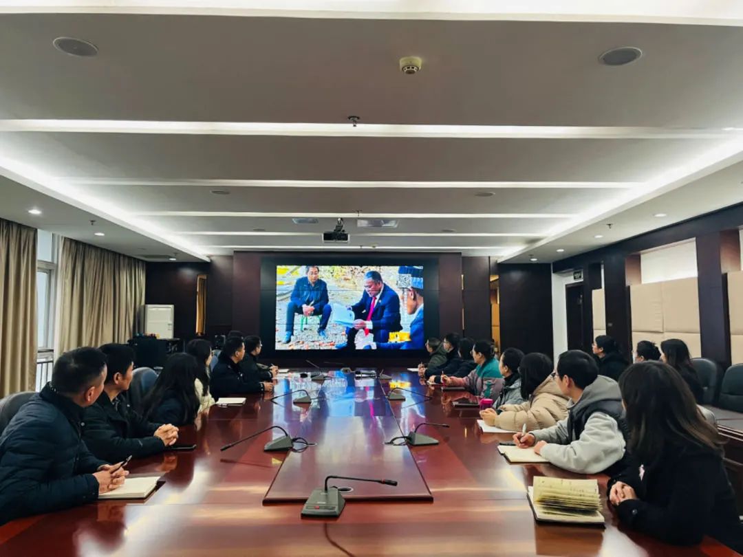 西陵法院青年干警学习鲍卫忠同志先进事迹.jpg