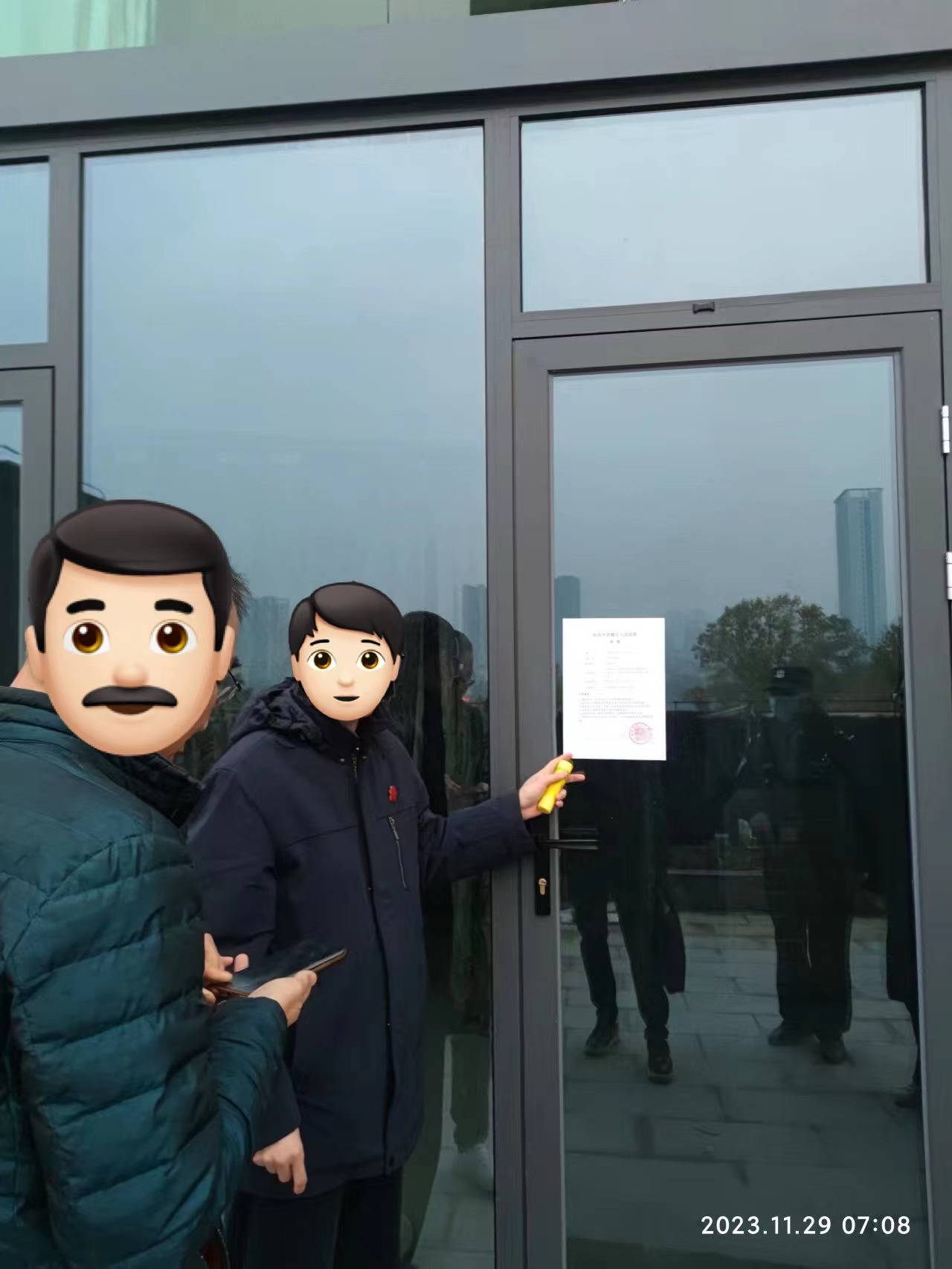 上门找人贴传票.JPG